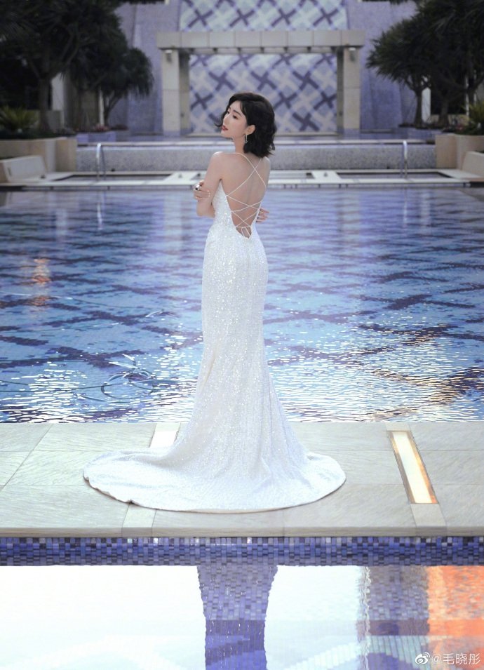 毛晓彤波浪卷发配红唇港味十足露背秀优越线条超性感明星