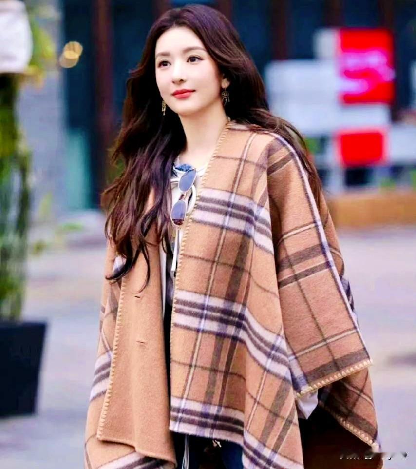 如何看待方媛在《桃花坞6》的表现方媛在桃花坞6性格温婉内敛，行事低调不争。待人温