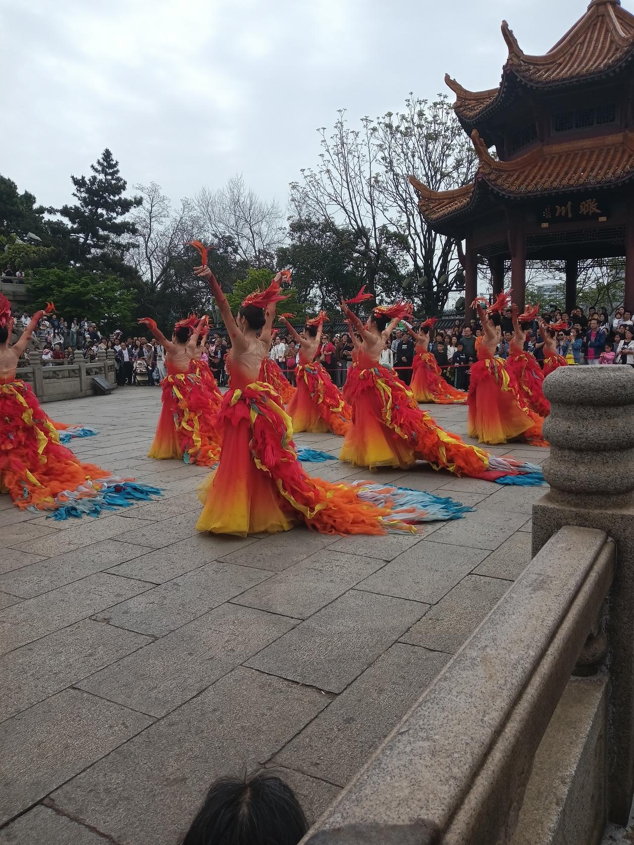 湖北地标，猜猜是什么？一个来了就不想走的大城市！常喝长江水，说的是武汉话，吃