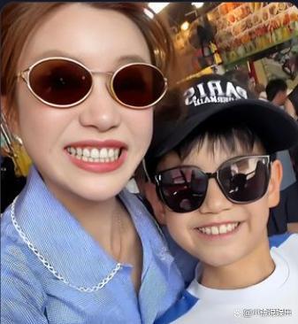 陈妍希不像大S那般留恋台湾，离婚后带着和陈晓的儿子在北京生活。平日工作忙碌，便由她的母亲过来帮忙照料