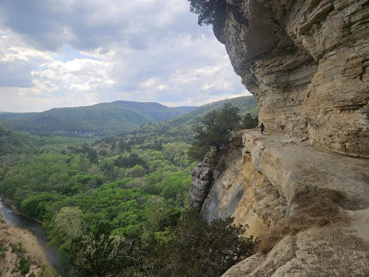 这是阿肯色州‘山羊小径’的风景照，发帖网友的妻子和女儿在此徒步。这条小径以壮丽景