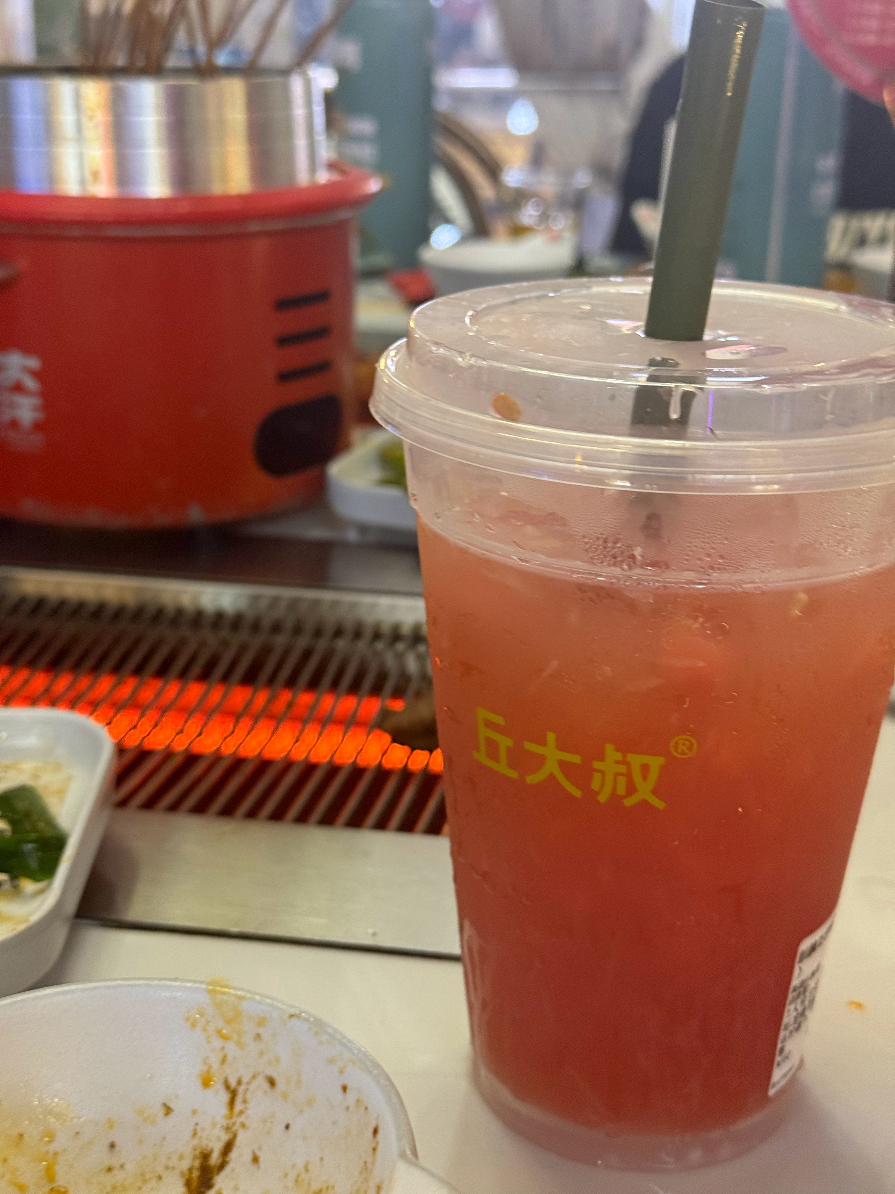 一直以来都很抵触吃羊肉，感觉特别膻这家居然很香嫩，完全不膻宽叶韭菜每次吃烧烤必点