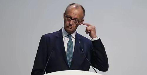 匈牙利总理欧尔班最近去了趟莫斯科，这事可把德国总理默茨给惹毛了。默茨公开批评欧尔