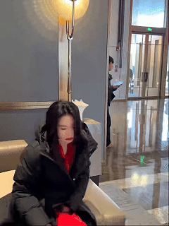 小三上位怀孕丈夫盯着前任原配从容淡定气场碾压，妆容精致姿态大方，对比身旁局促不