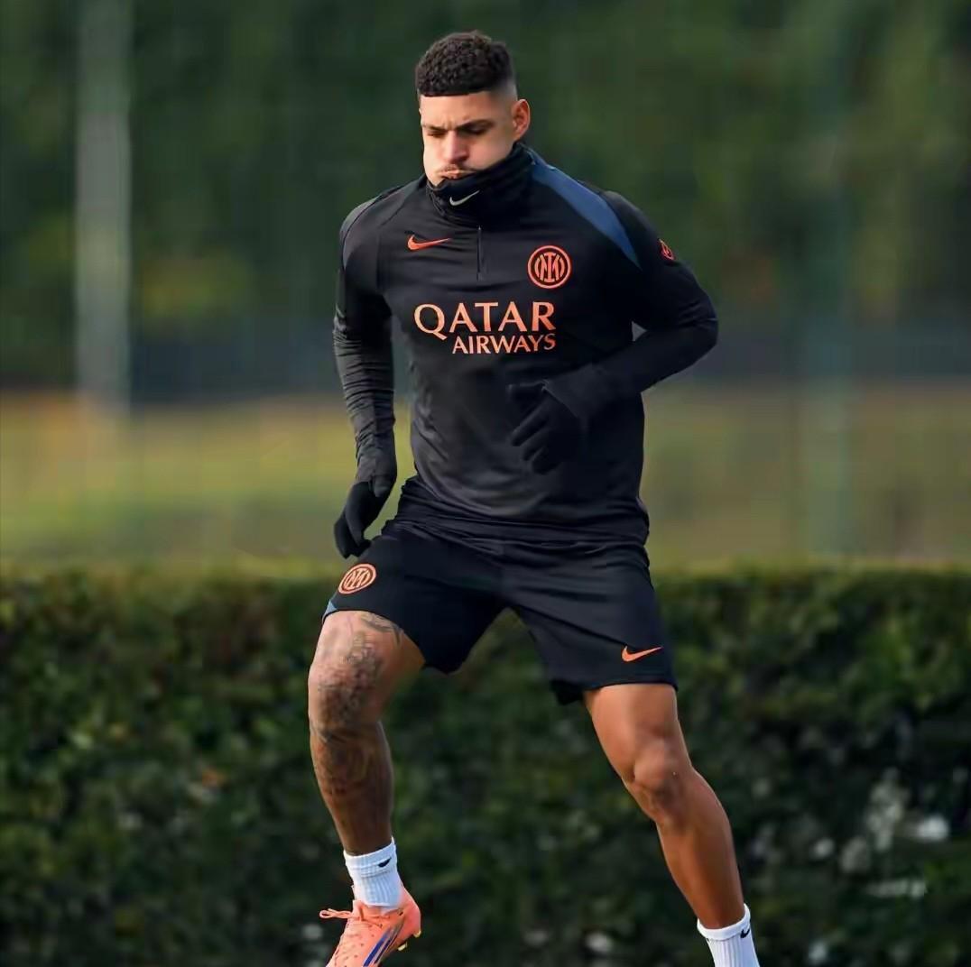 国米的右翼球员恩里克将会迎来最后救赎自己的机会！由于邓弗里斯受伤，国米的右路开始