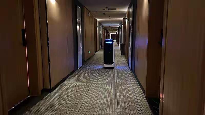 女子全身赤裸裹毛巾跑出酒店房门控诉男子趁其醉酒强奸，这画面想想都让人心惊。湖南株