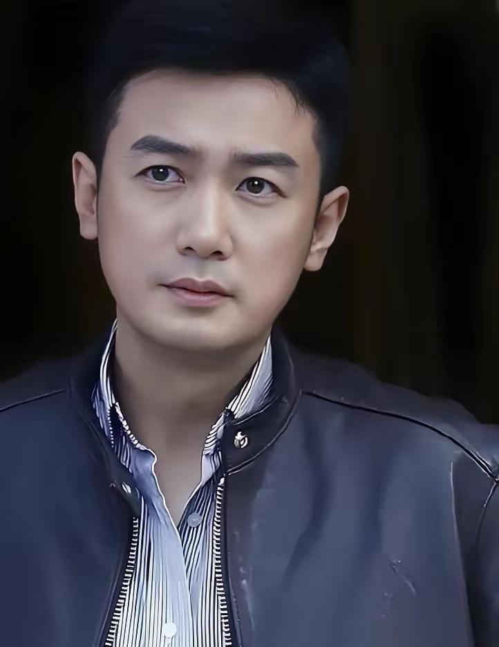 追剧《灼灼韶华》剧中饰演褚韶华的哥哥褚韶中的演员巩峥，首先出场，我以为他是男一
