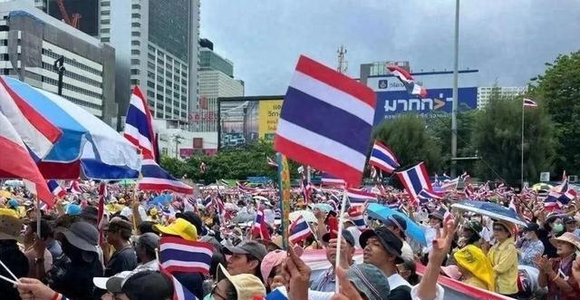 `他信、佩通坦出大招，泰国王室、军方坐不住了！为泰党宣布与人民党会晤，并提出要以