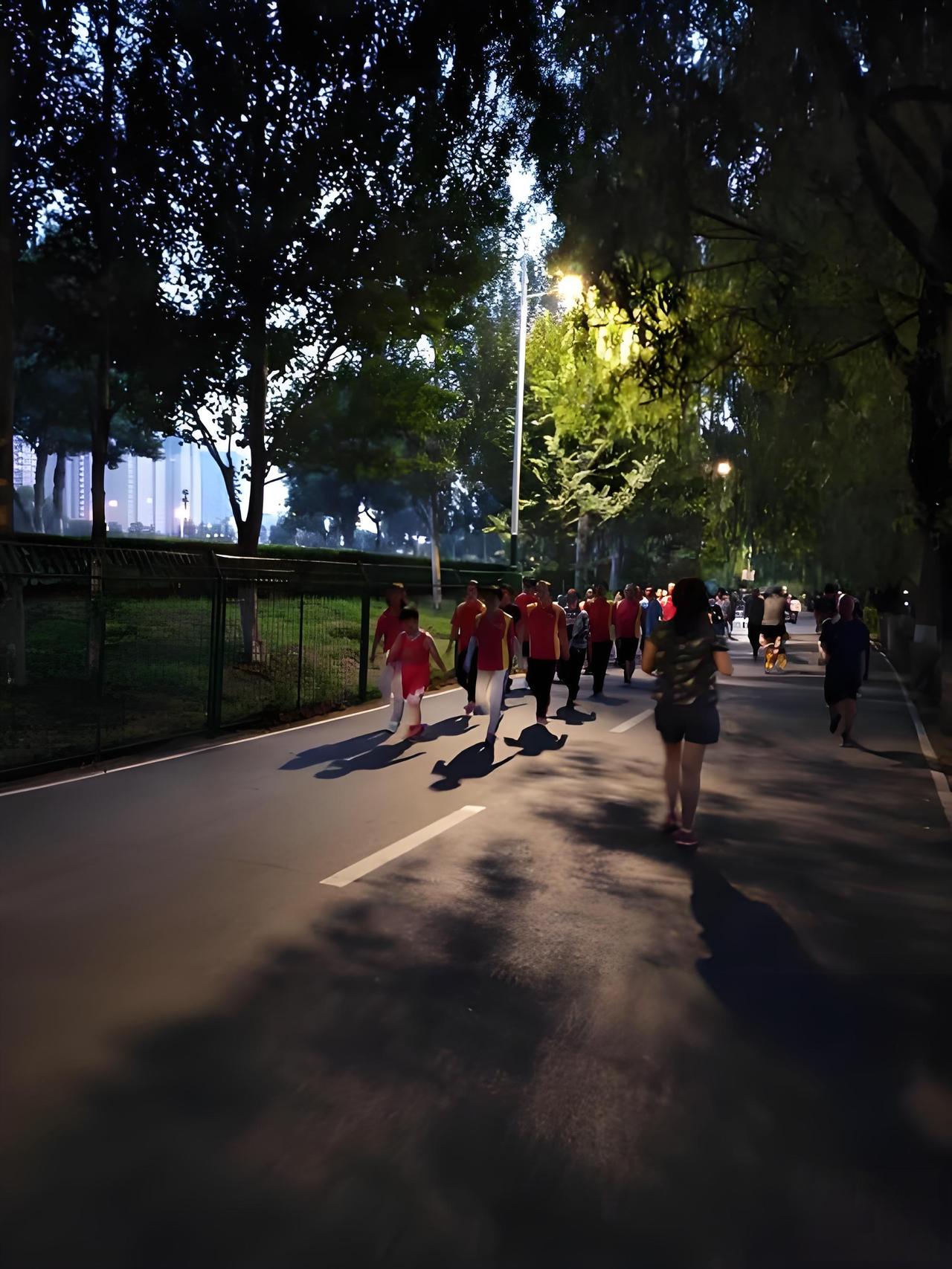 慢阻肺患者晚上锻炼需遵循“温和、低强度、不加重呼吸负担”原则，避免缺氧或影响