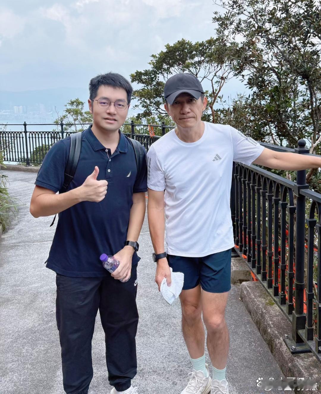 63岁梁朝伟现身香港太平山顶跑步，穿短裤露细腿，身形清瘦依旧帅感拉满