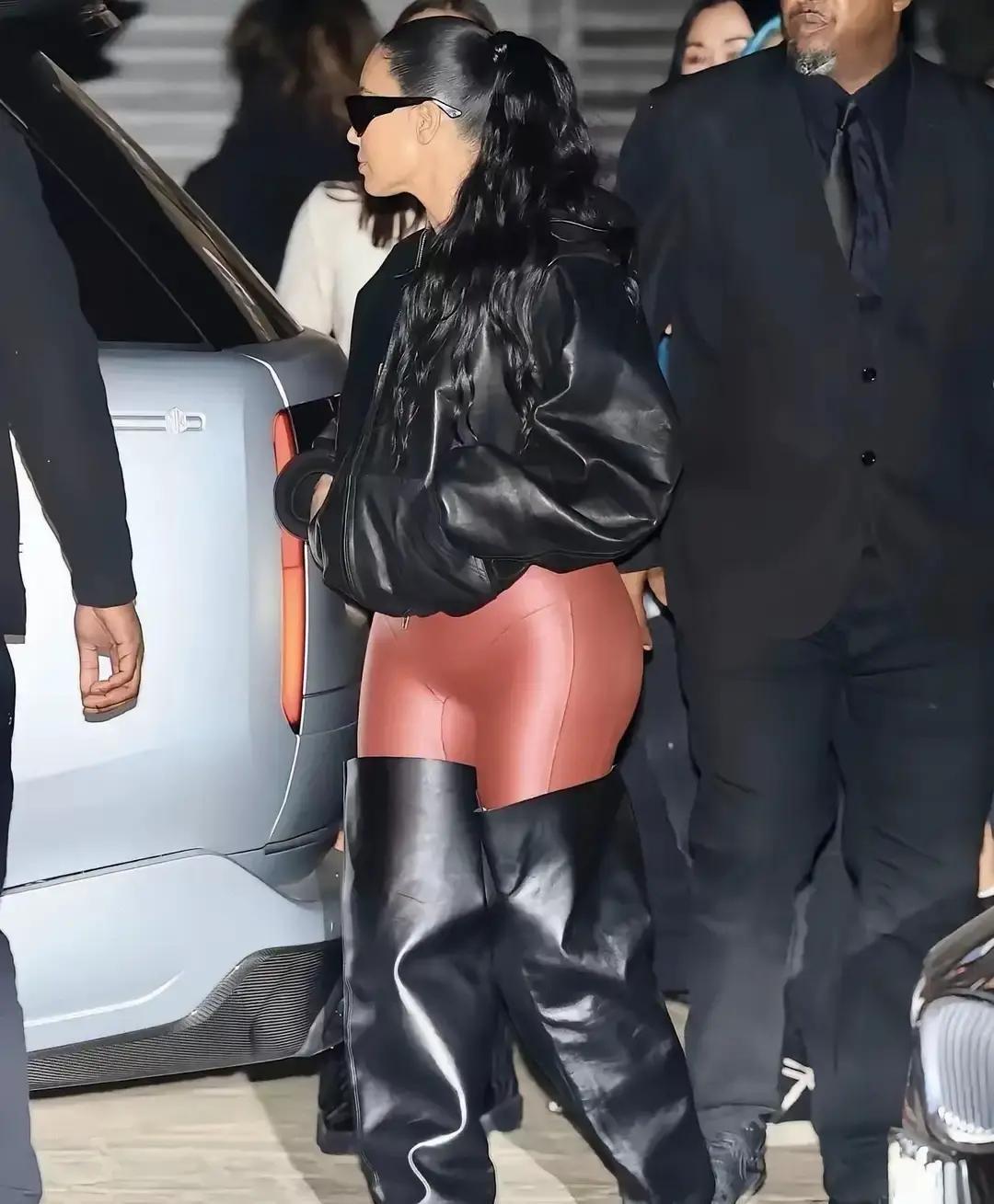 金卡戴珊最近出门把自己裹成黑粽子，高领拉到鼻尖，只露两只眼，照片一出全网笑疯，说