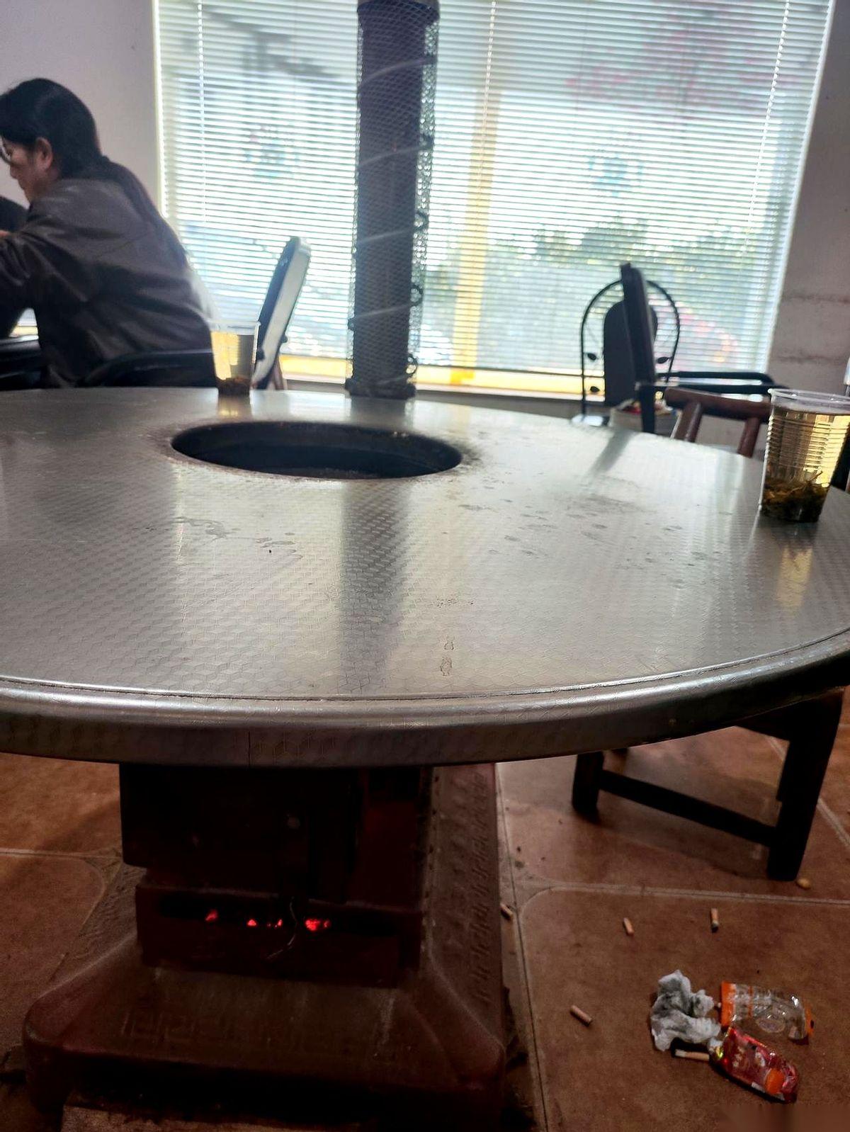 关了快俩月的麻将馆，今天突然就活了。呼啦啦来了十几号人，三桌麻将哗啦啦地搓起来