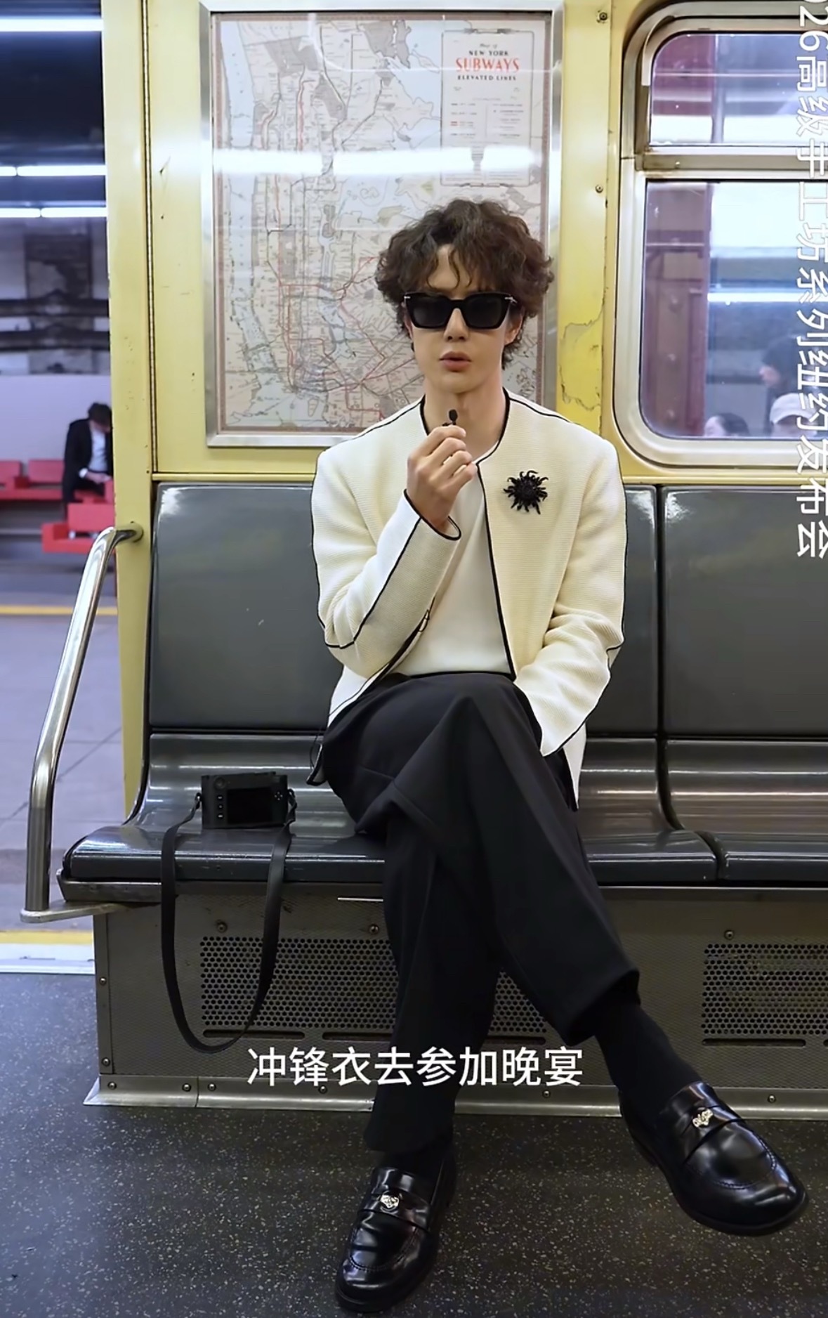 其实每次晚宴确实都穿冲锋衣去的。。