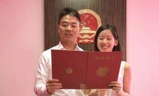 其实当年章泽天在7月从清华大学毕业，8月就和大19岁的刘强东领证结婚了，那时她才