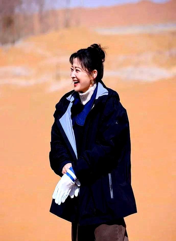 50岁梅婷回南京庆生的图刷爆全网，她这状态甩刻意装嫩的女明星八条街。那天她穿