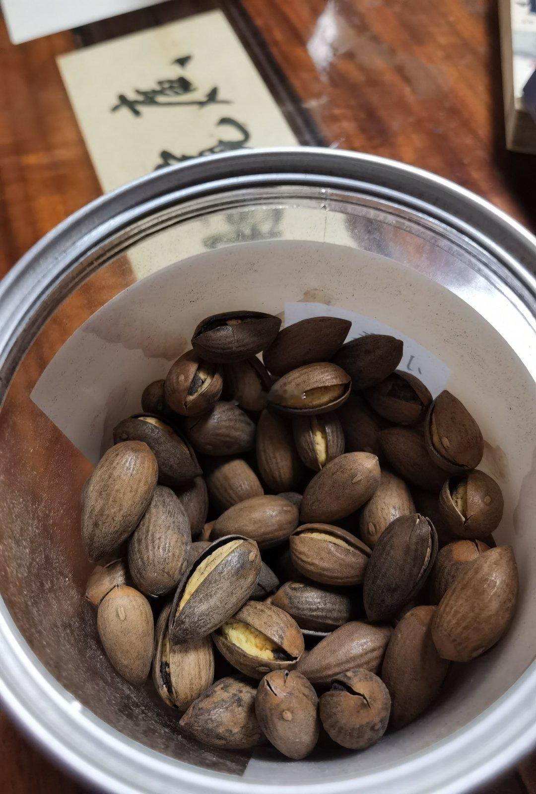 香榧，一种具有独特香味的干果。在杭州、绍兴、宁波一带都有种植，但制成的干果属诸暨