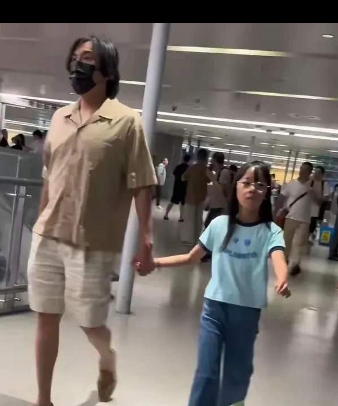 伊能静女儿米粒正脸曝光，长的像奶奶也像她爹，秦昊年轻时候长相平平，一直不火，后来