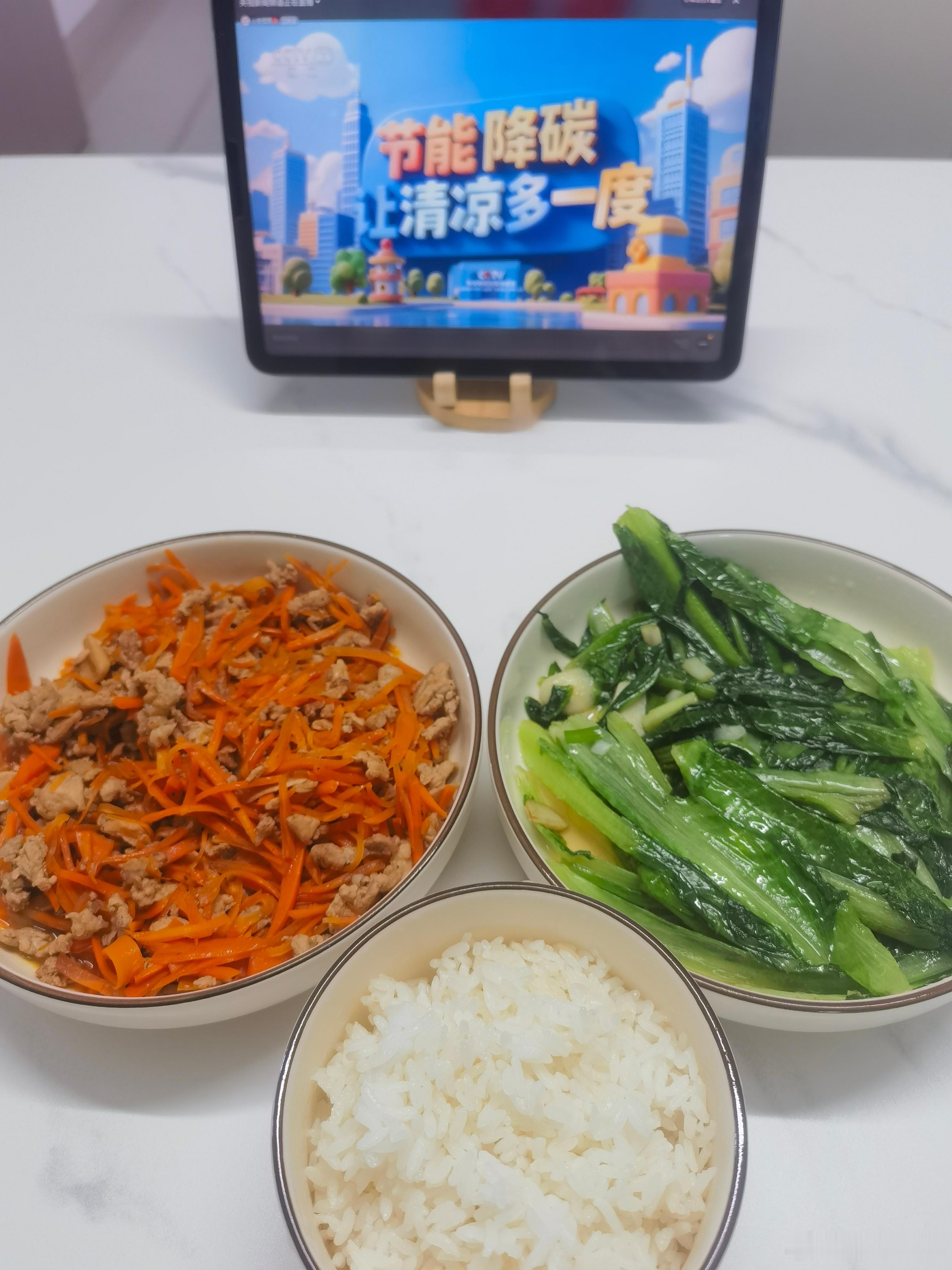 胡萝卜炒肉配清炒油麦菜，不饿也要好好吃饭。突然就理解了“青红搭配，肠胃不累”——