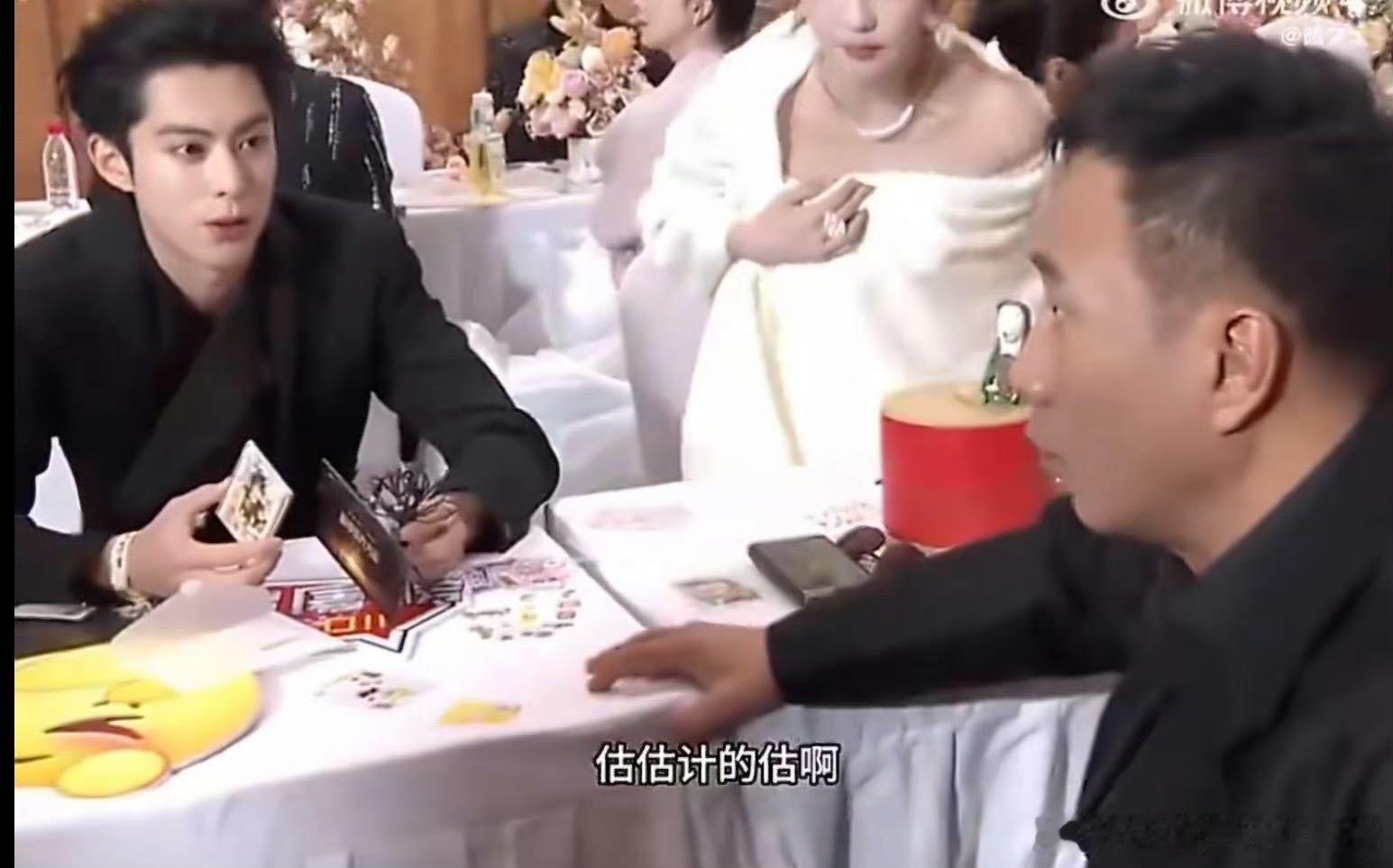 谁懂啊！王鹤棣 聊完你的聊你的 微博视界大会内场忙到脚不沾地，前后左右挨个聊，胡