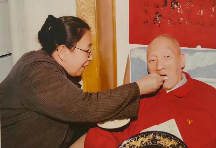李讷喂哥哥毛岸青吃饭时的一幕。