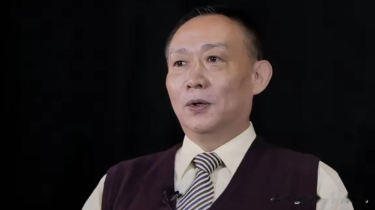 在这个专家满天飞、说话云山雾罩的时代，卢麒元绝对是个“异类”。凭他的本事和资历，