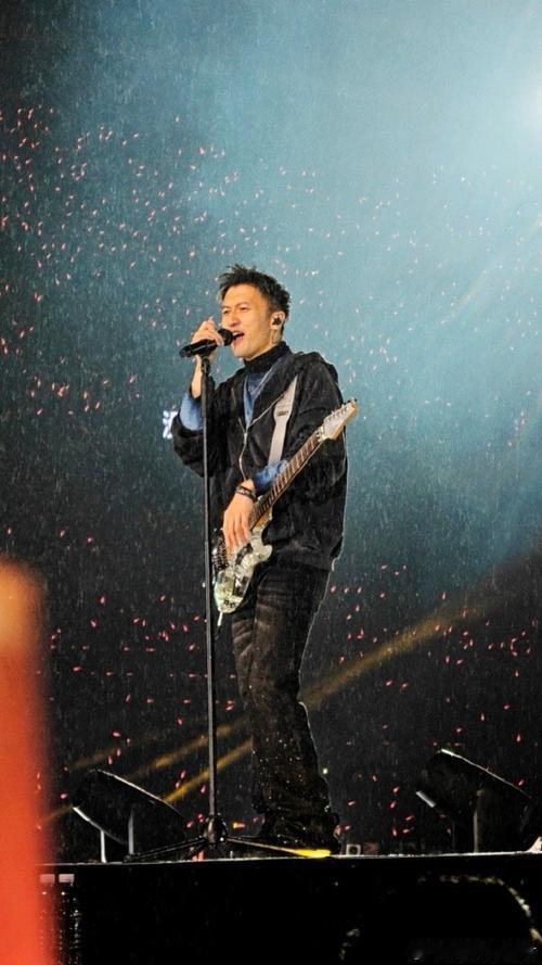 2026年4月11日，武汉体育中心迎来三万人雨夜合唱。暴雨倾盆，谢霆锋淋雨开麦，