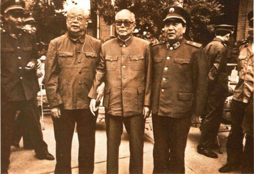 三位湖北红安老乡同框，他们都生在大别山，都是红四方面军将领，都是徐向前的老部下。
