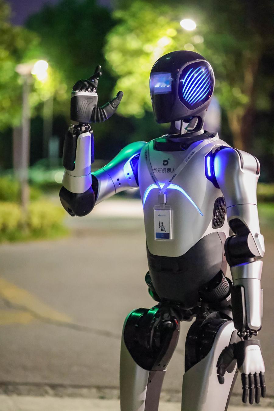 智元机器人联合创始人彭志辉（稚晖君）近日在谈及特斯拉时表示，对方在人形机器人量产