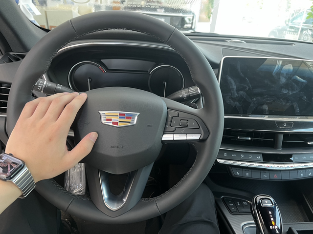 00后买车怎么买家里能出20，本人能出5个，就盯着25左右的全款去，月收入7千