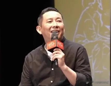 看来群众的呼声还是顶事儿的。屈中恒在《宝岛一村》当中的角色被紧急替换。就是因
