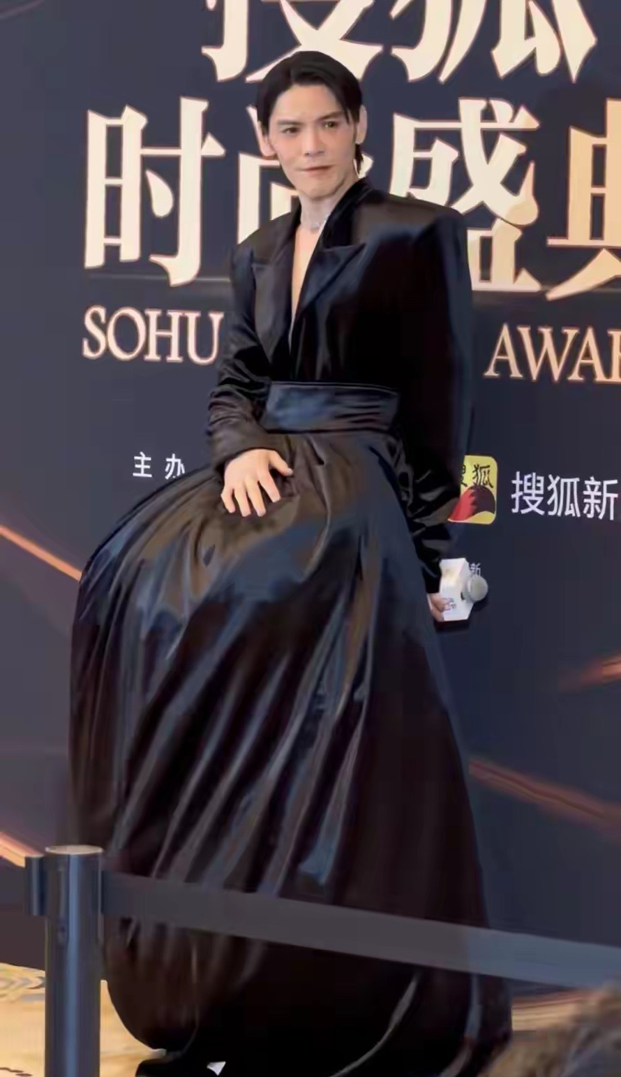 北京这一晚，55岁刘奕君秒了41岁向佐，才懂男人刚阳硬朗的魅力