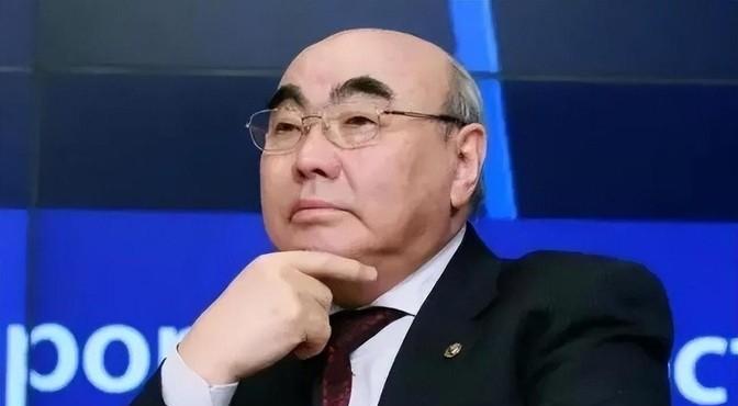 阿卡耶夫被赶下台后，蛰伏17年，直到俄乌战争爆发才敢公开揭露西方干预的内幕。作
