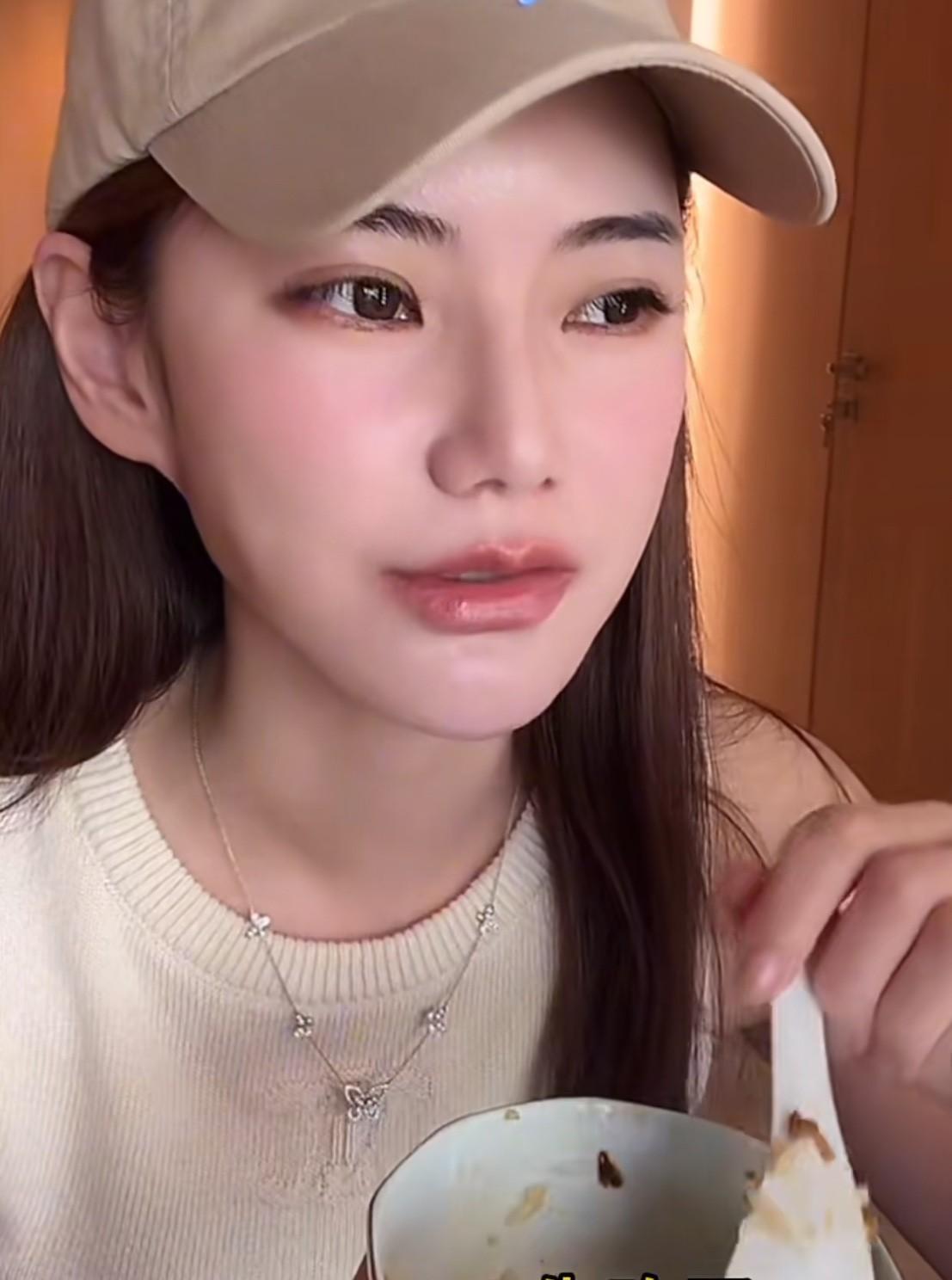 明明婆婆今晚要请吃饭了，马筱梅却逮着米饭配卤肉在大口地吃！马筱梅笑着说，以我的