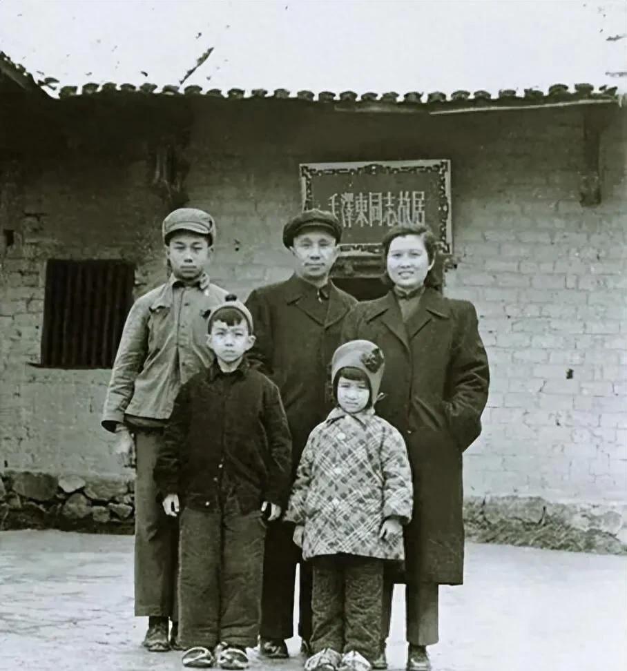 这是1956年2月，粟裕大将一家五口在湖南湘潭韶山冲毛主席故居前拍下的一张珍贵照