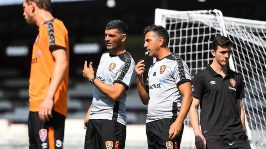 是兄弟就来砍我！中超哥俩，两兄弟分别执教两强队！成都蓉城今天进行了密集的