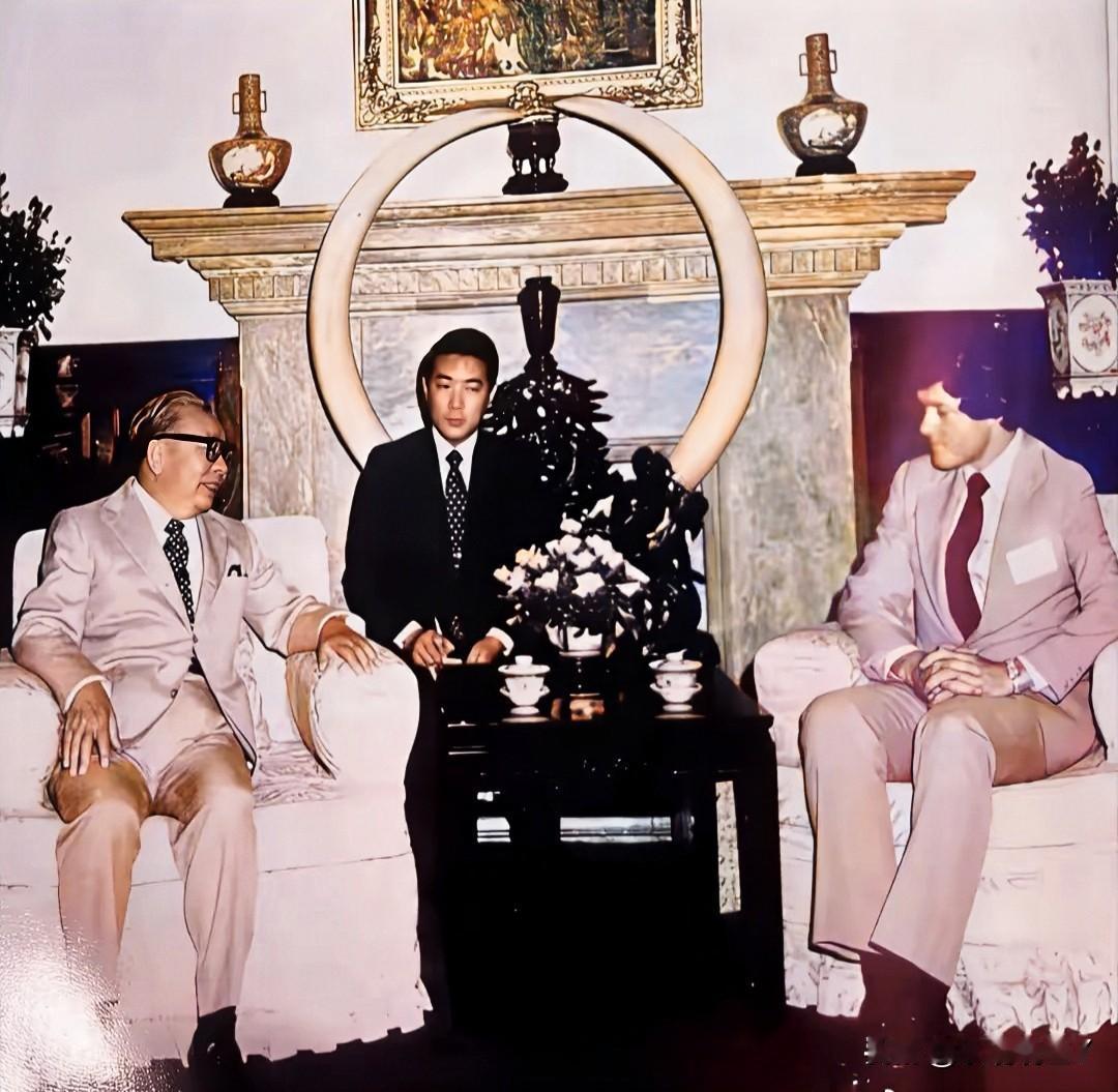 这张照片展现出了蒋经国与克林顿1984年在台湾会面时的情景，彼时的蒋经国74岁，