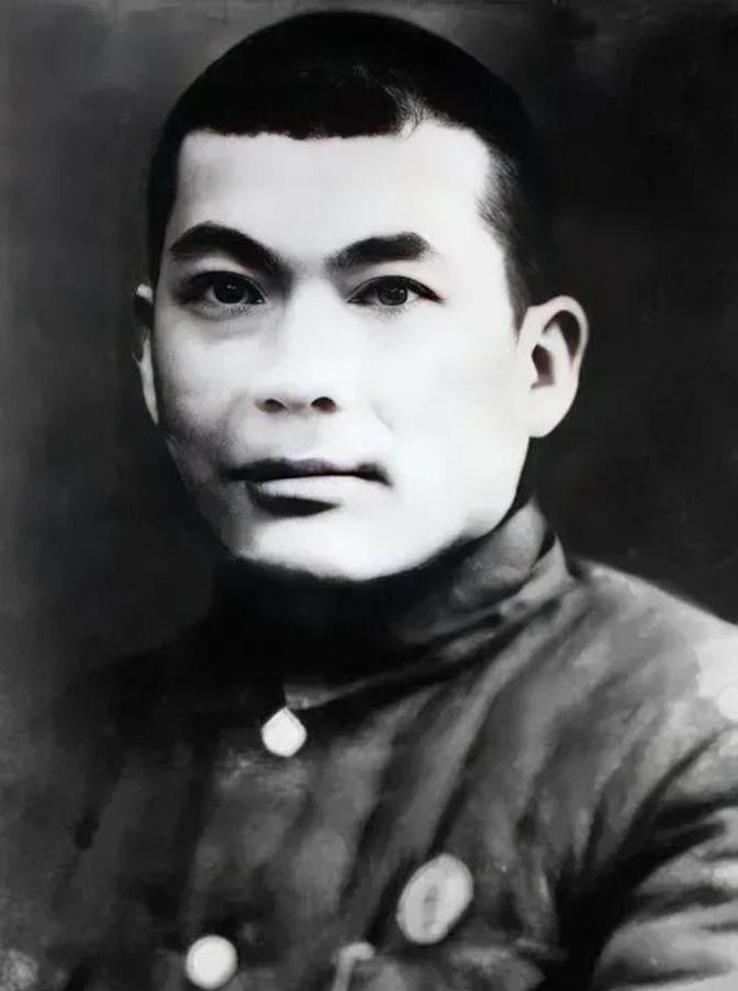 1941年夏天，郏县商会的酒桌上，八道菜摆得齐整，可牛子龙眼角扫过墙角那盆没开花