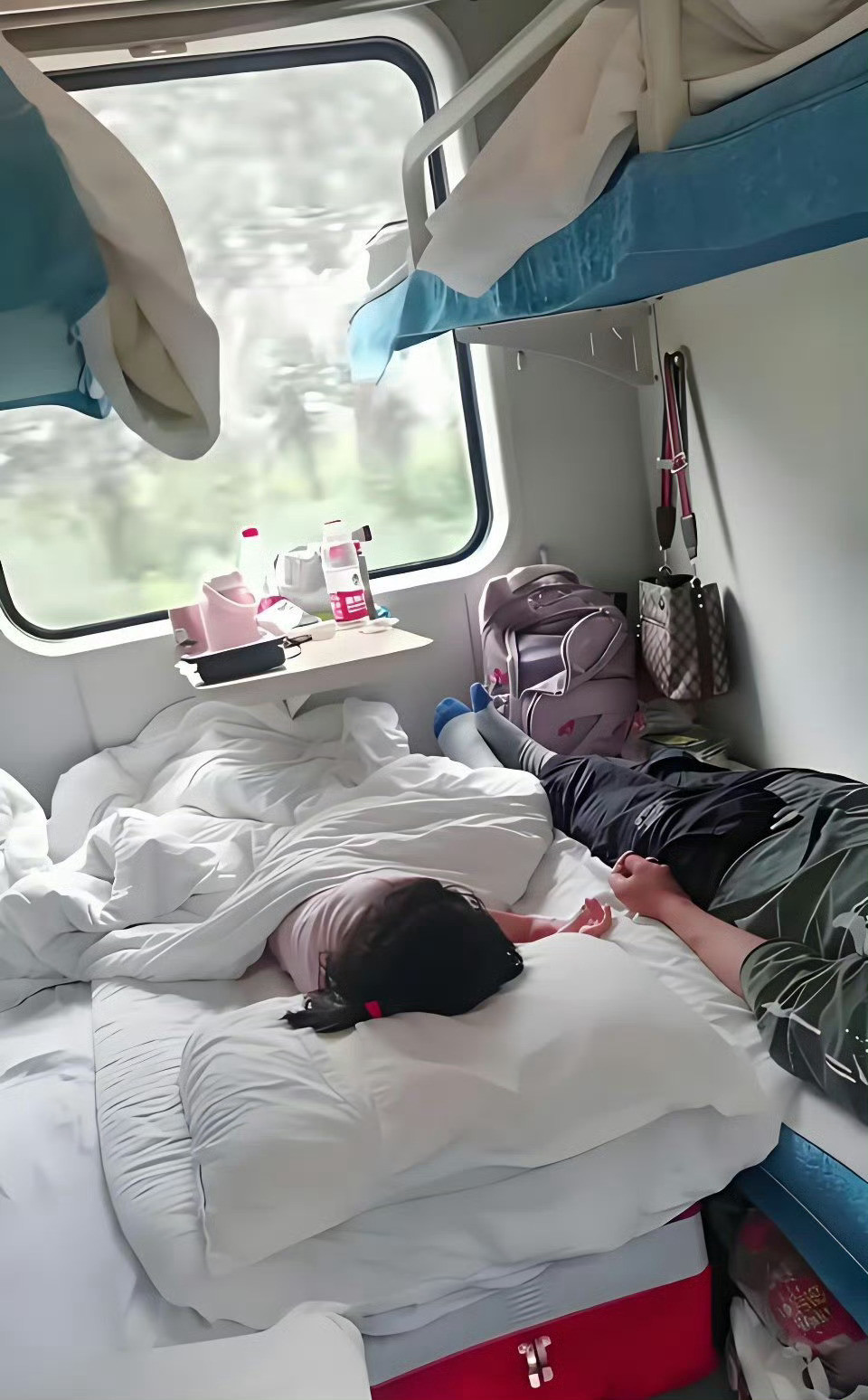 在火车上睡成这样合适吗？让别人怎么下床…