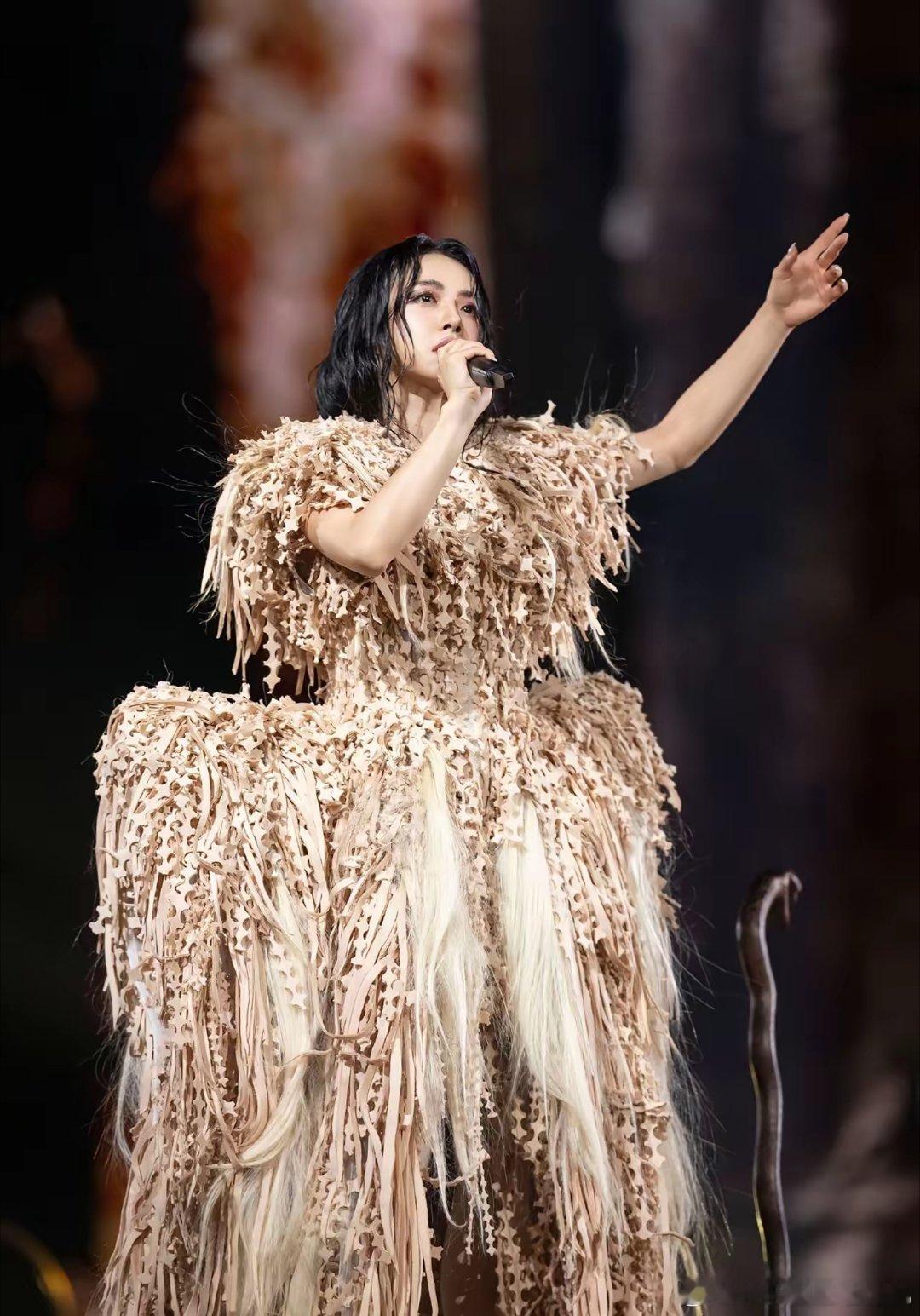 蔡依林演唱会，挣多挣少，我不敢说，但我知道，今晚的演唱会很烧钱！就今晚这个演唱会