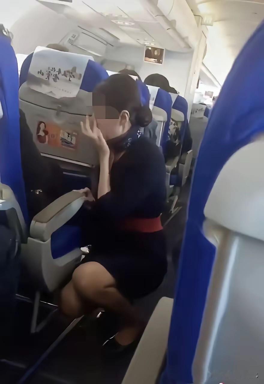 只碰了下手肘！逼空姐3次下跪还被踹？还提出离谱要求？东航做出回应！目击者讲述过程