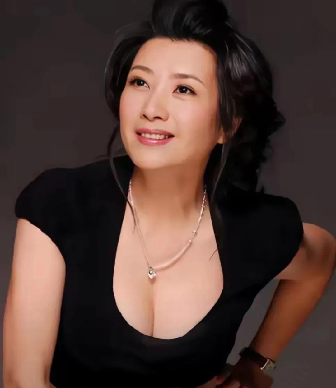 老牌女星王静现状太惊艳年轻时颜值出众，追求者数不胜数，如今将近六十岁，感情