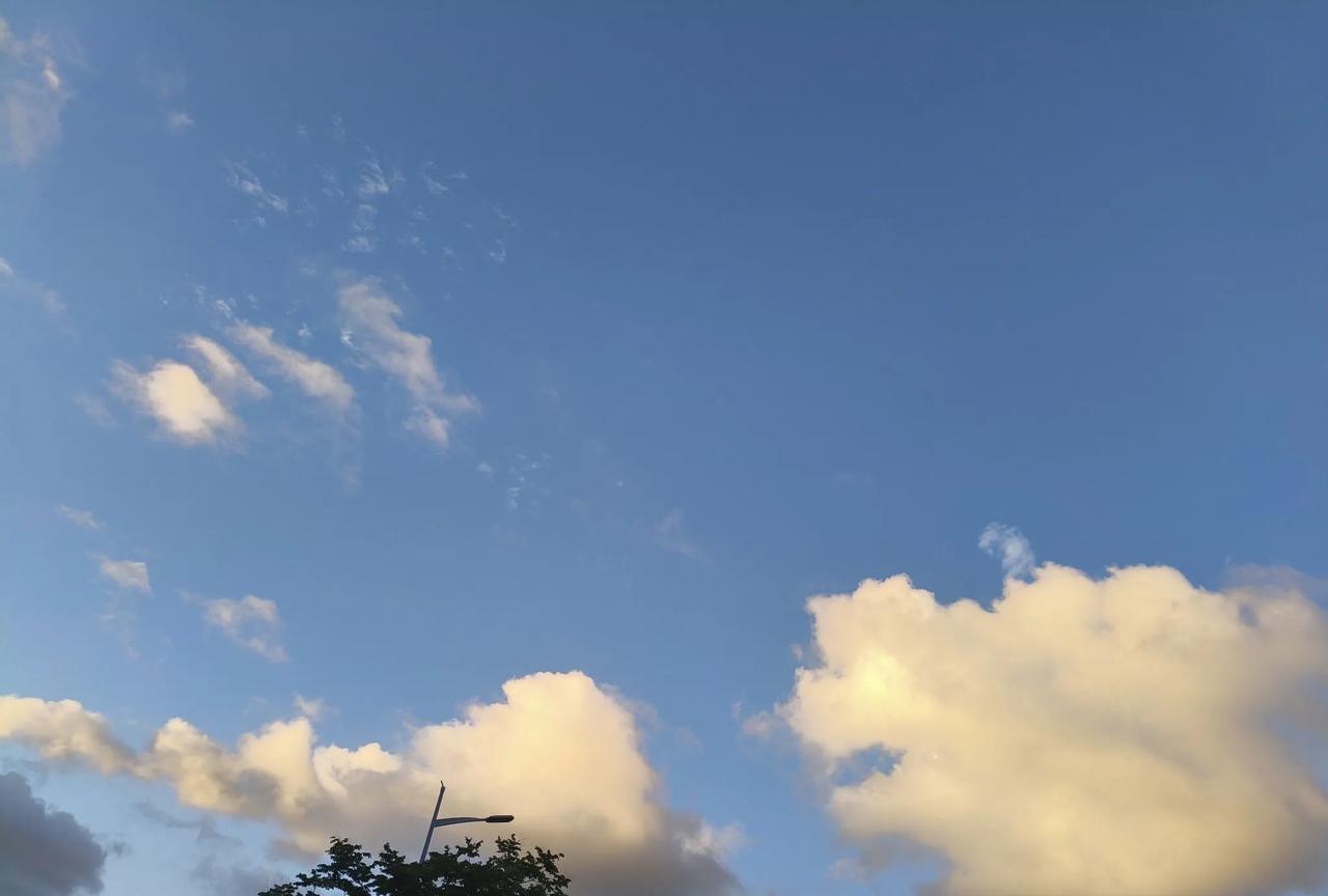 很久以前吧，《水浒传》《红楼梦》是禁书，不让看，但是大家都看，看得艰难，手抄也