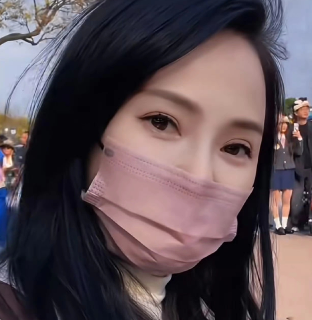 久未露面的伊能静冲上热搜不过这次不是因为感情问题，而是她出来回应自己被说“装嫩