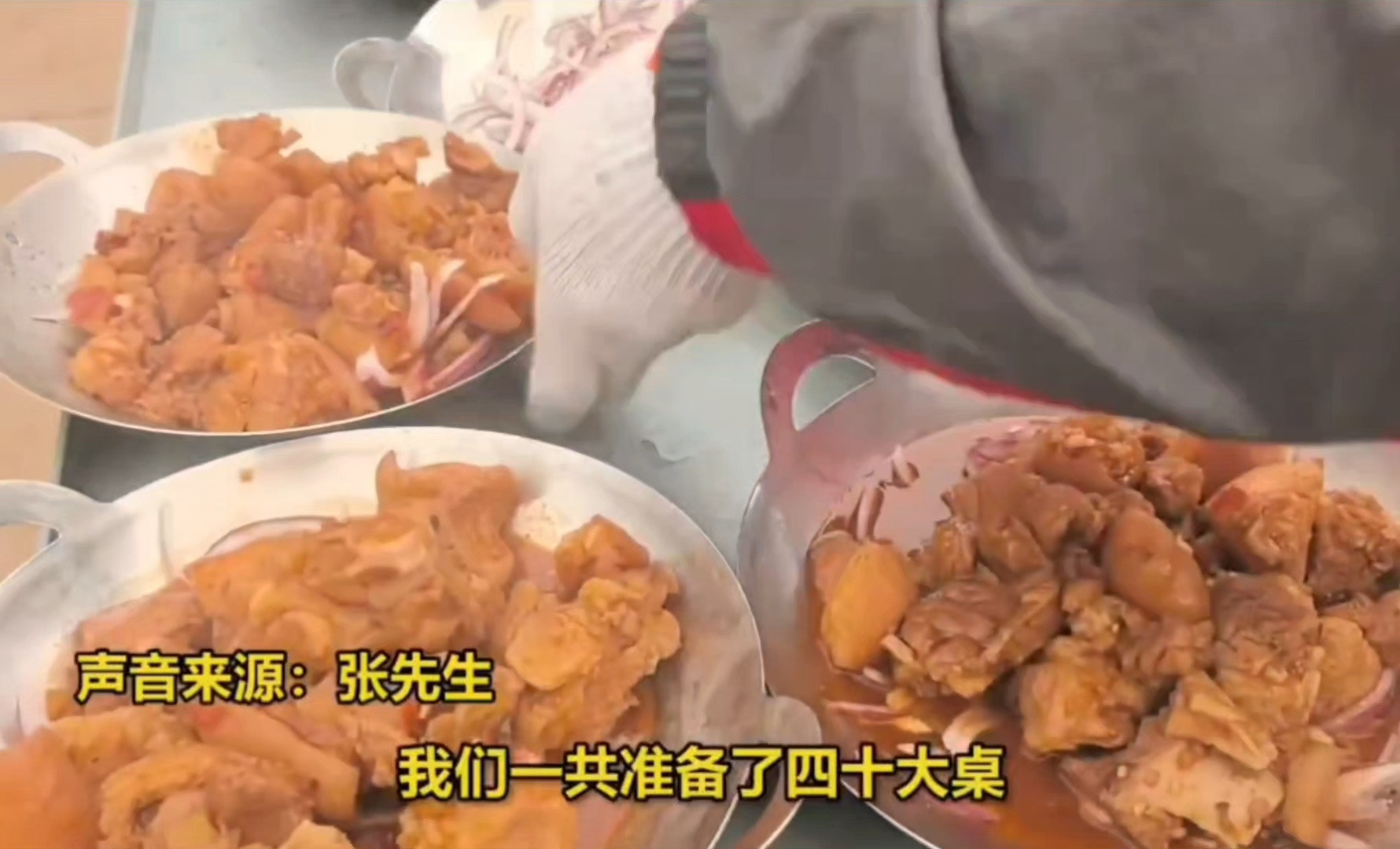 在湖南参加杀猪宴的人嘴好忙杀猪宴走红后00后摆40桌请村民昨天才刷到他们举办的抓