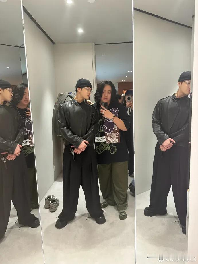 吴镇宇儿子费曼和王嘉尔合影，费曼才18岁居然胖成了球，脖子都没了。比他大十多