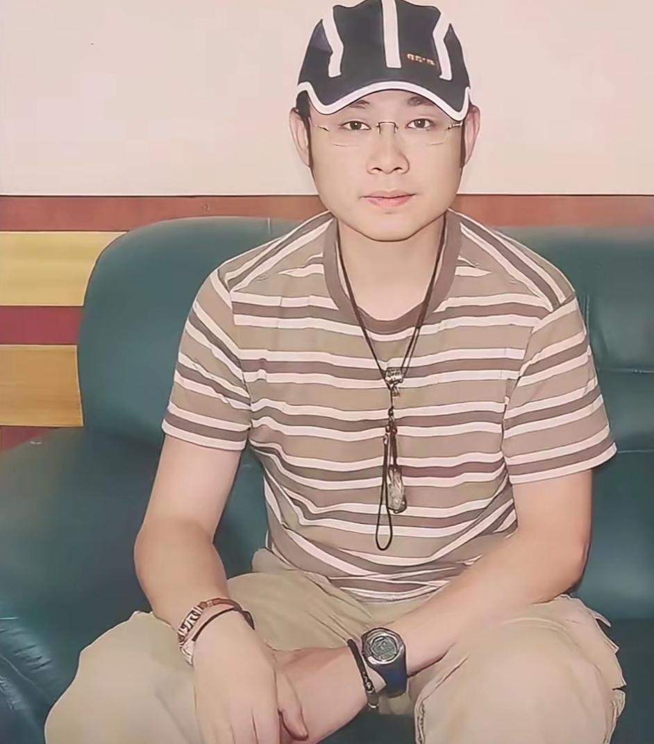 刀郎的歌声粗犷深情，歌词直白真挚，《2002年的第一场雪》等作品传唱大江南北，恰