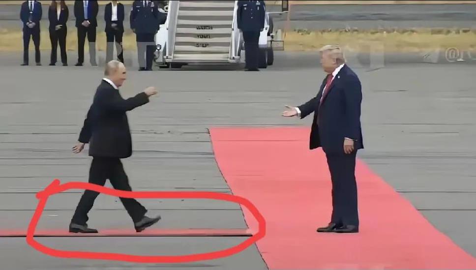这地毯铺这么窄，普京总统硬是走过来，是美国经济紧张买不起，还是想考验普京总统的平