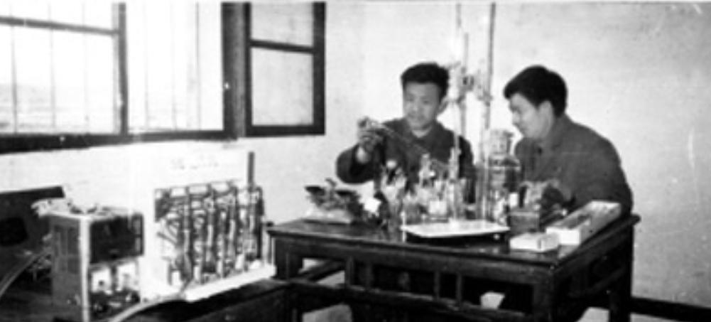1981年9月，武汉一家军工厂的工程师韩庆生被戴上手铐，在上千职工的注视下带离了