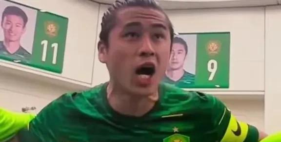 把板凳坐穿也要拿下冠军！张玉宁还是留下了，为了久违的冠军，中国第一锋霸张玉宁再苦