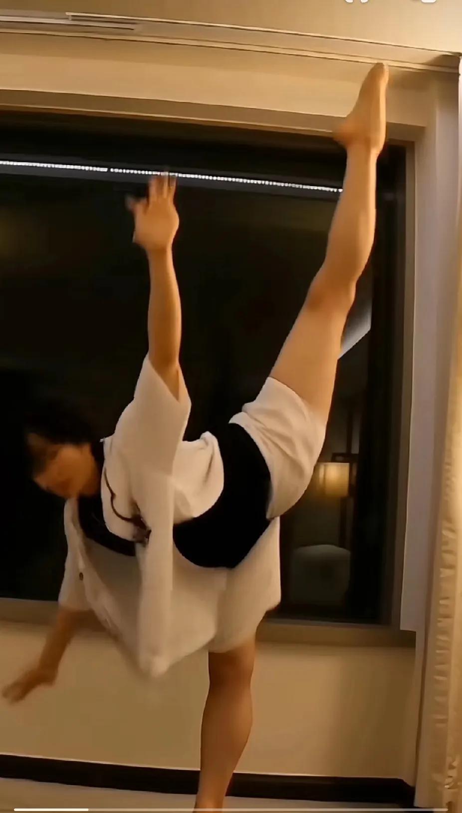 全红婵：灵动少女的日常训练秀家人们，刷到全红婵又被惊艳到啦！在住处的她，随
